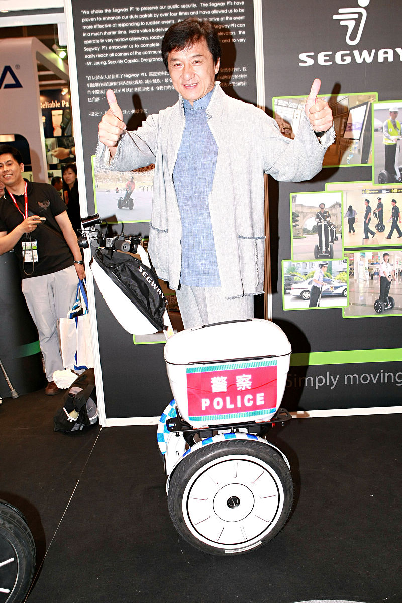 2008年6月4日,香港,成龙出席其代理的segway电动车推介活动.+++_+++成