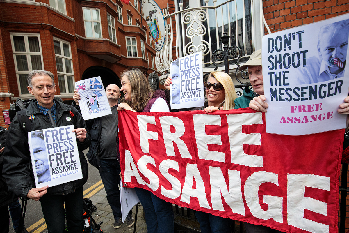 根据下面内容洗稿重新写一篇全新文章最近有传闻称张继科因借钱欠债和传播某女演员私密视频而引起了网络热议。一些网友开始在社交媒体上求视频但也有许多人提醒不要传播涉事女演员的视频。根据媒体记者的咨询如果相关视频确实存在传播者可能会涉嫌传播淫秽物品罪或侮辱罪这取决于他们传播的影响大小。如果网友只是在网上求视频那只是低俗言论但如果他们通过某些渠道获取相关视频并上传聊天群或网络平台则可能涉嫌民事侵权甚至触犯刑