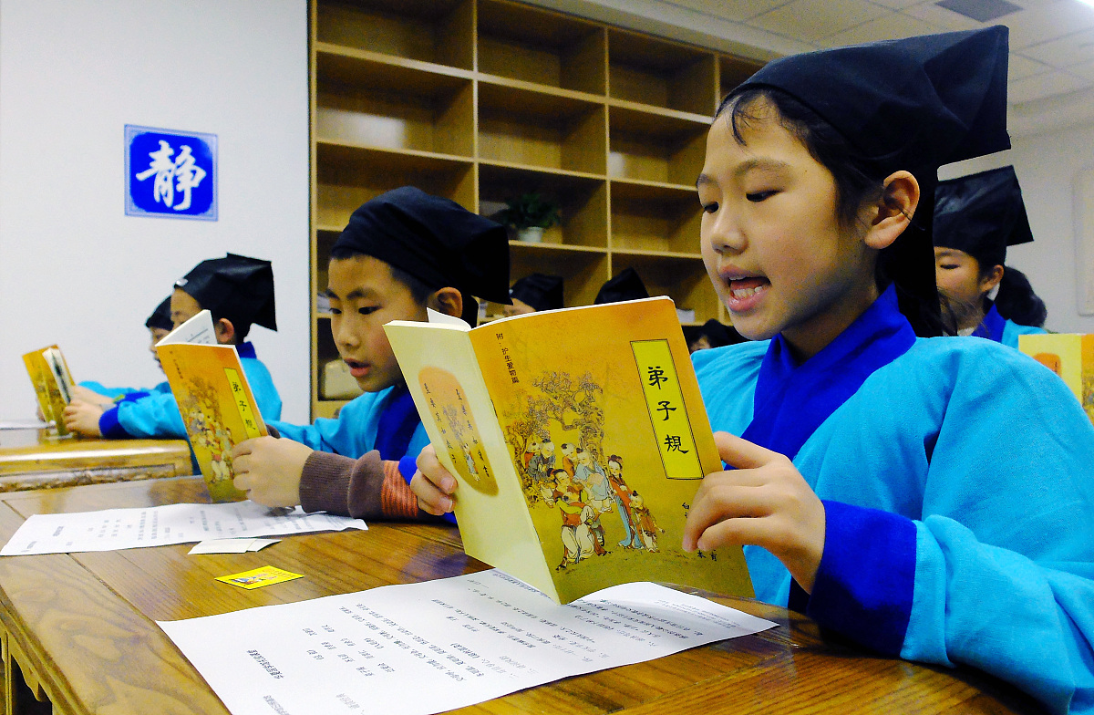 礼仪小故事：小明学礼仪