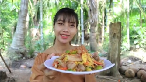 户外美食:妹子的这道凉拌顺风色泽鲜亮,做法考究,味道不俗