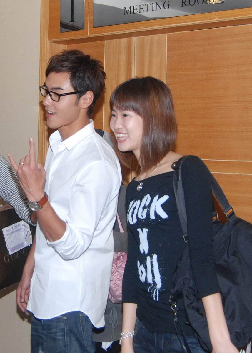 2009年5月25日,上海,阮经天在出席完《男生贾里新传》的发布会后离开.