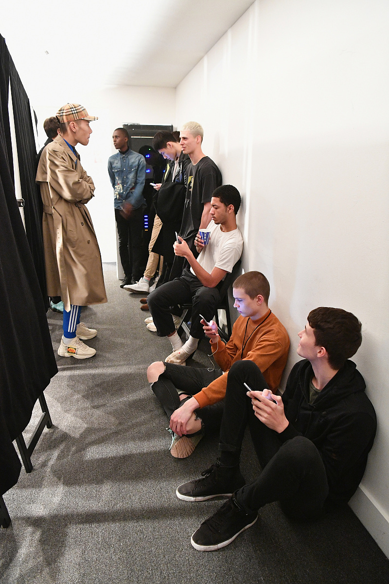 翻译成中文：The Company will adopt ASU 2016-02 from January 1 2022 using the modified retrospective method and no adjustment will be made to the comparative periods As permitted under the transaction guidan