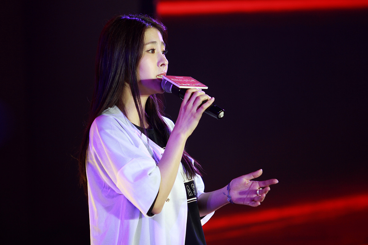 张碧晨歌曲《笼》：情感束缚与内心挣扎