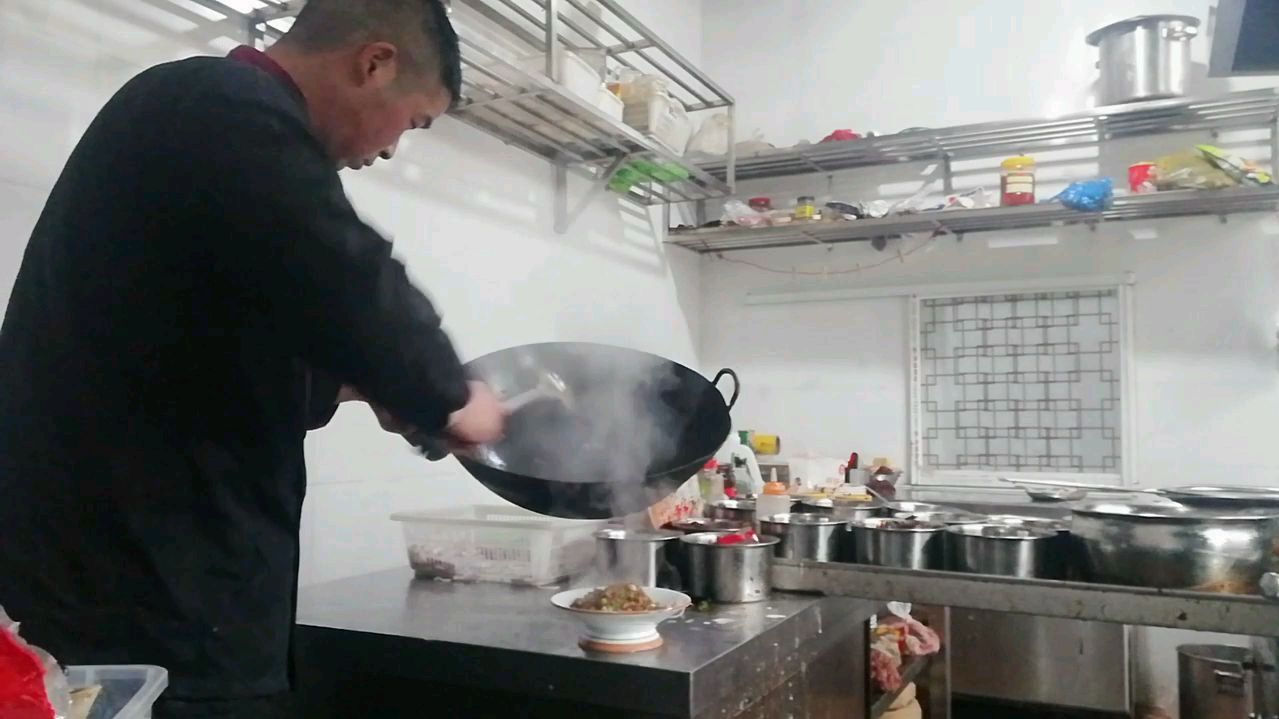 酒店厨师来面试,做了一道外婆菜,工资要一万,值吗?
