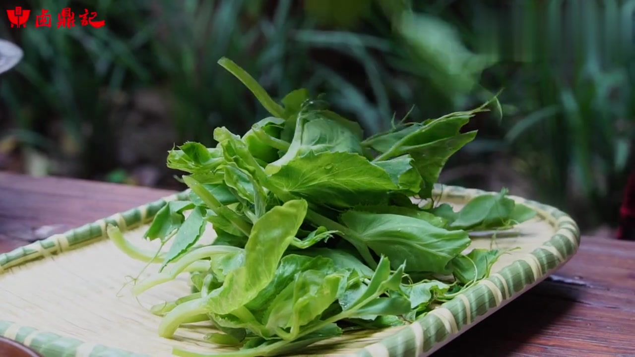 美食之都卖得火爆的肥肠豆汤 耙豌豆制作原来这么简单 双语解说