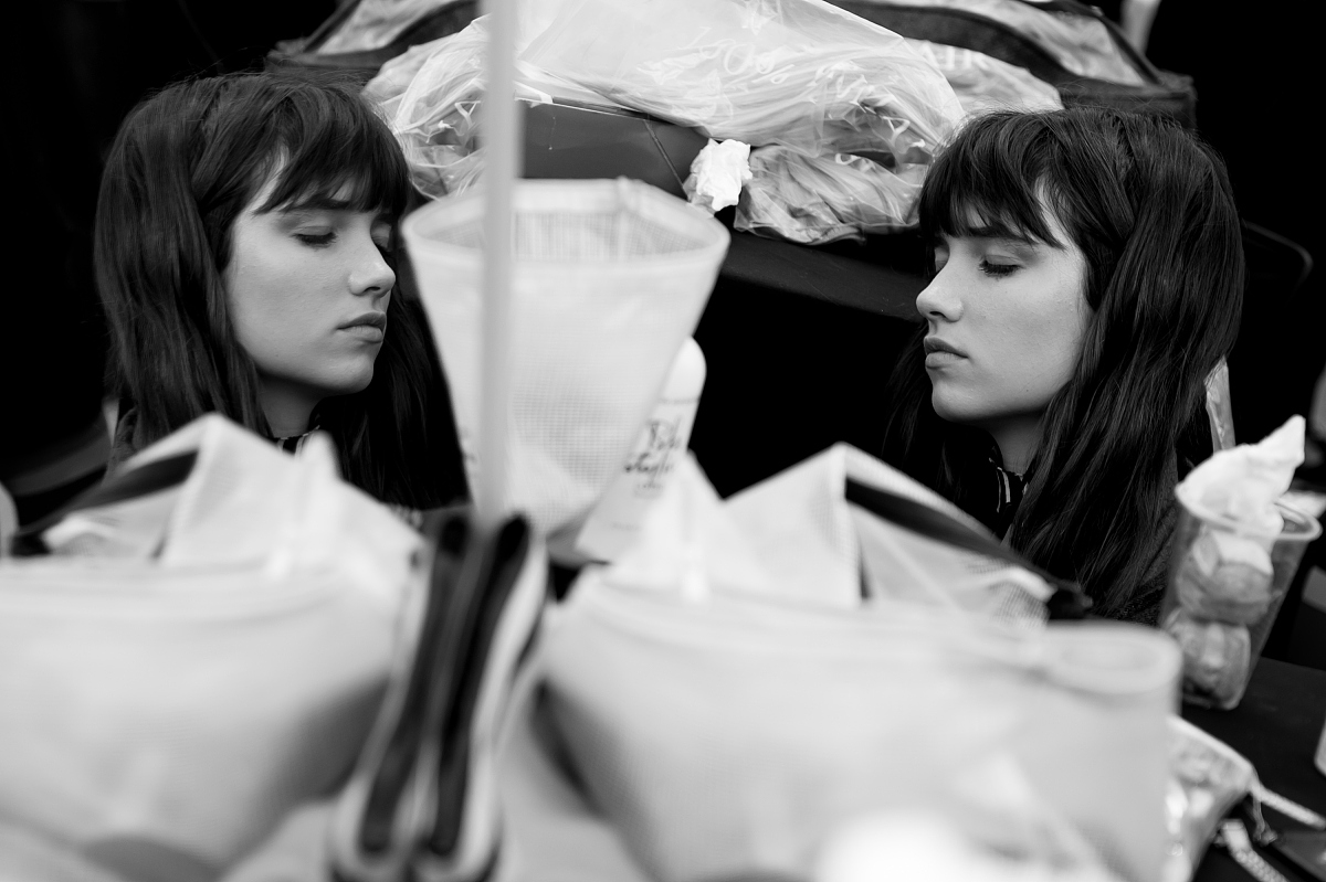 绯：望龙城贫民窟的18岁少女 - 阳光与阴暗的挣扎