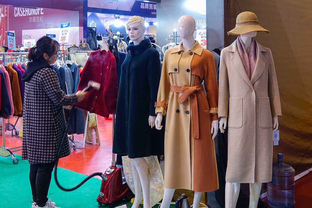 编写一家女装品牌的23年冬季新品订货会宣传新闻逻辑清晰不少于五百字