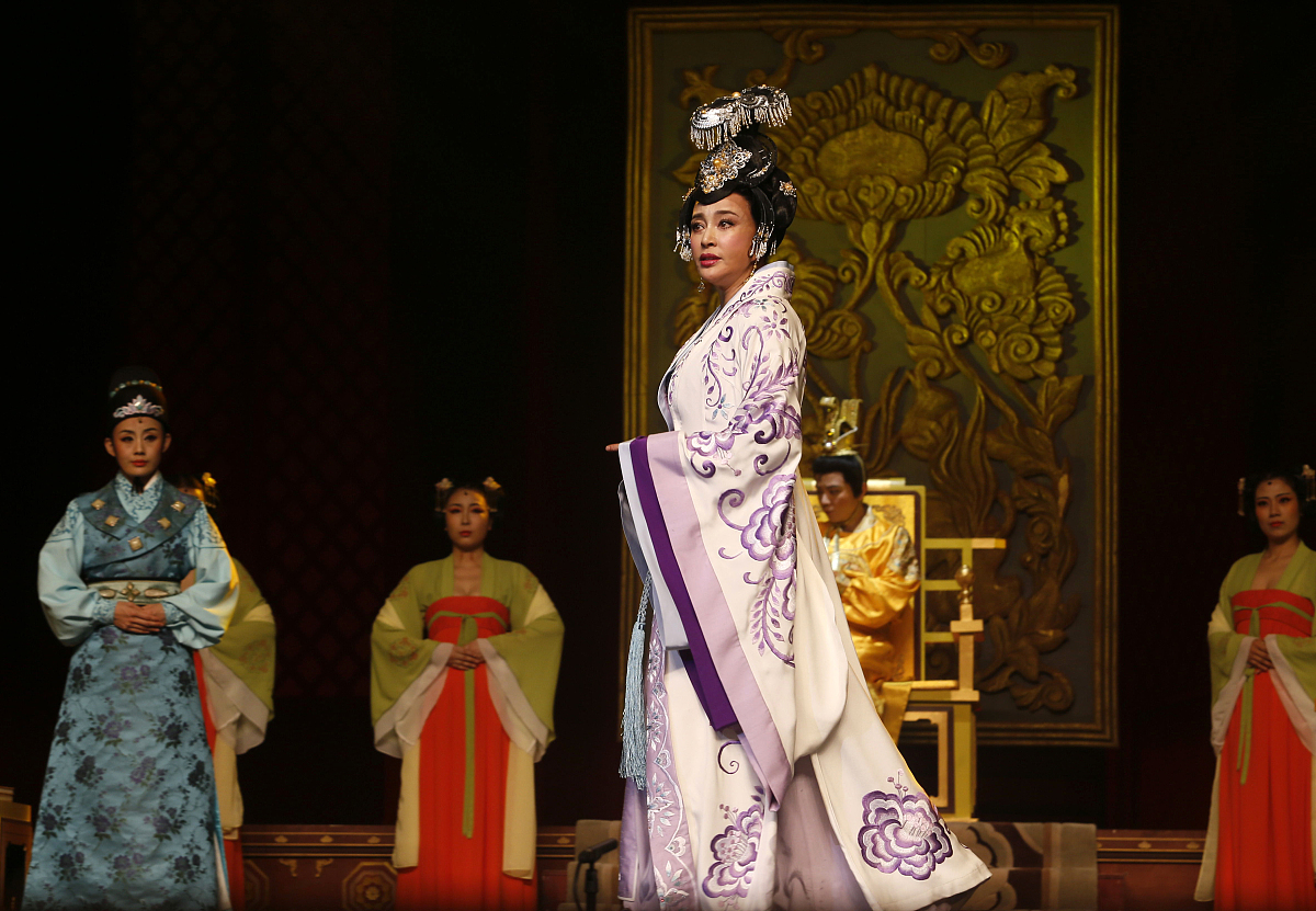 莫言笔下的《长恨歌》：爱恨交织，盛世悲歌