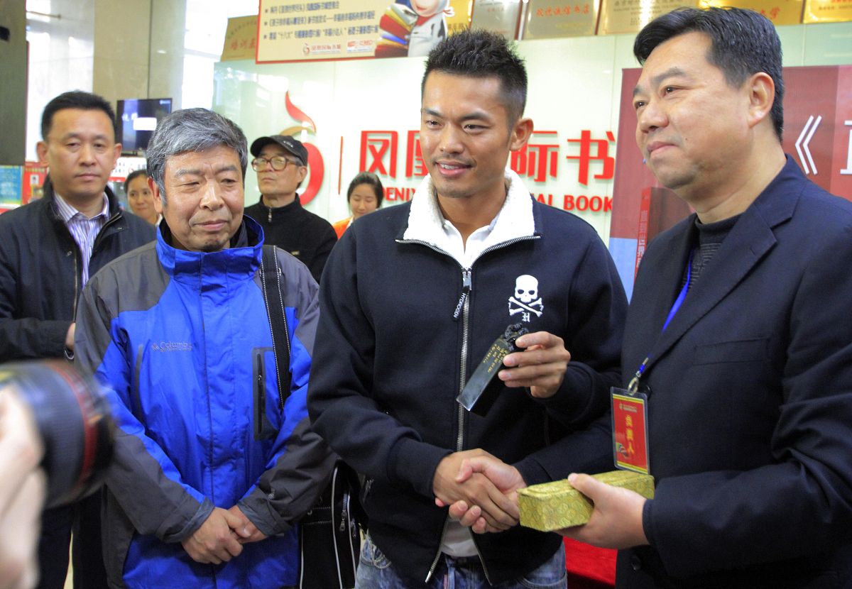 2012年11月11日,江苏省南京市,林丹自传《直到世界尽头》在南京凤凰国