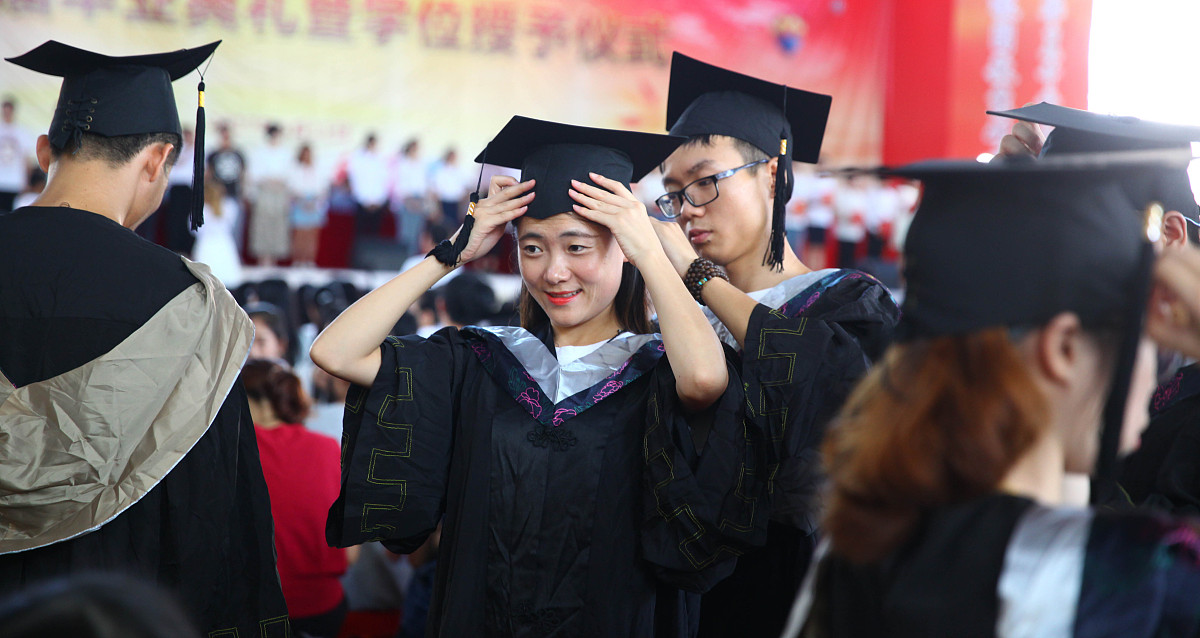 行文至此落笔为终时光飞逝一转眼我的本科生涯也即将结束。回想大学这几年度过的充实且具有意义这段学习生活经历给予我的成长与进步让我在这个毕业季对一切充满感恩与不舍。在完成这篇论文的过程中我要向许多人表达感谢。 以上帮我改写