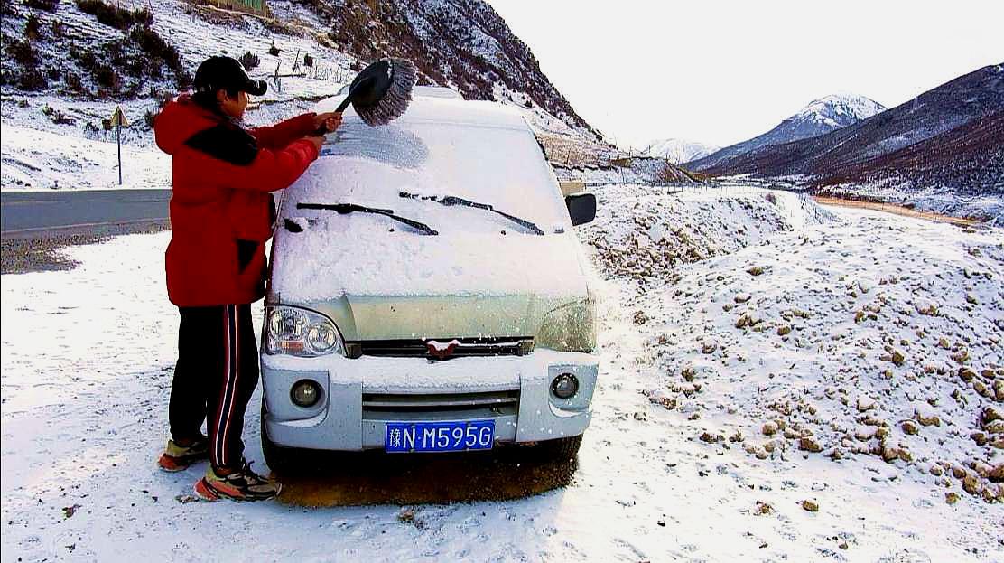 [图]小伙穷游西藏睡车里，一夜大雪，没有防滑链，还能继续走滇藏线吗