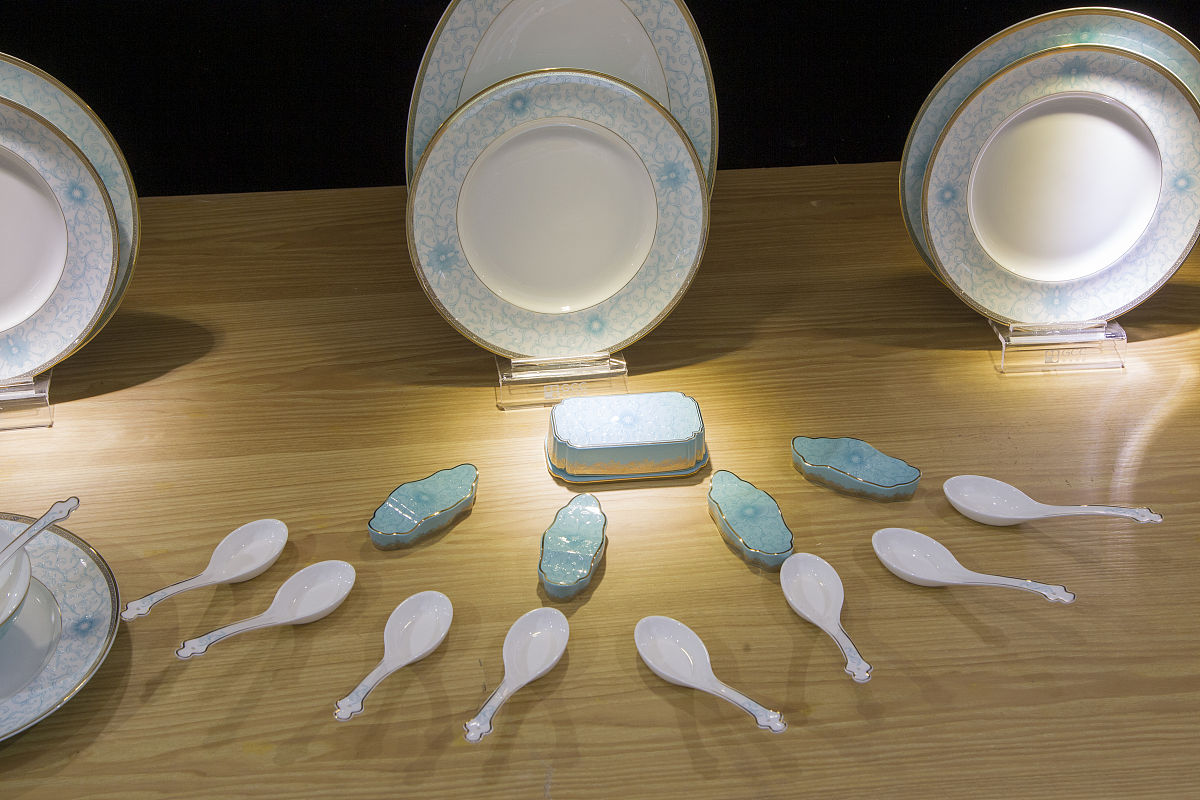 想起有关于马的多人餐具的毕业设计题目