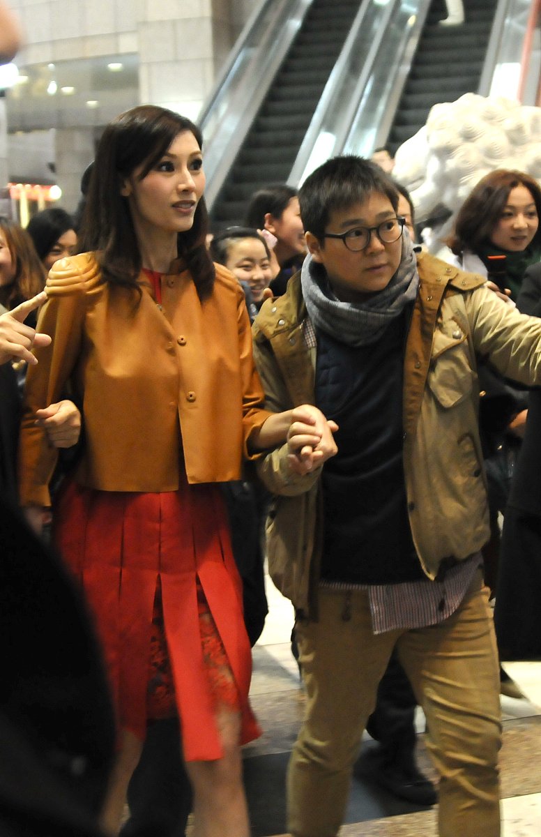 2012年3月10日,上海,李嘉欣现身某商场引起混乱.  ***_***李嘉欣+++_+