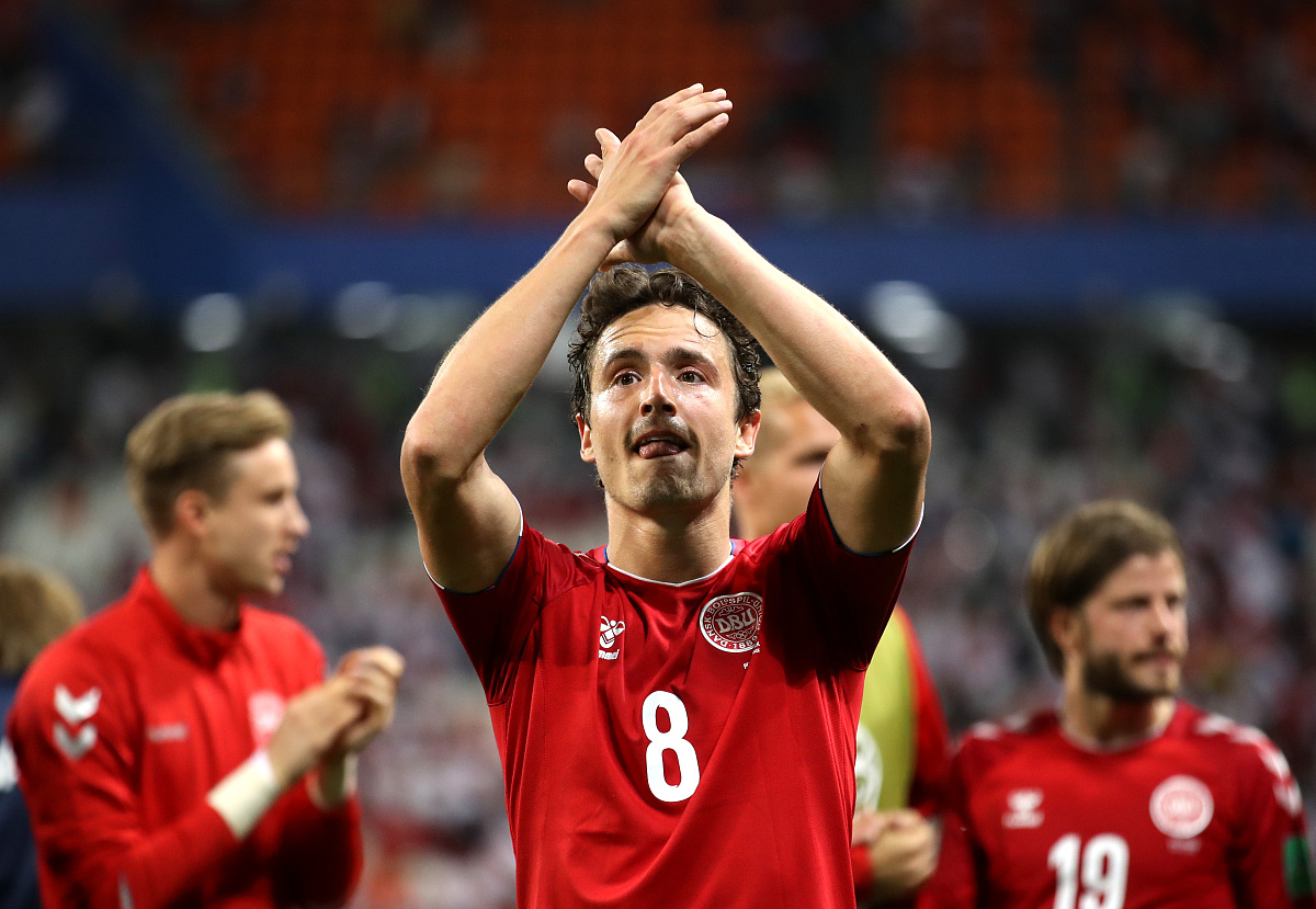 C语言程序：计算小组成员成绩总和与平均分