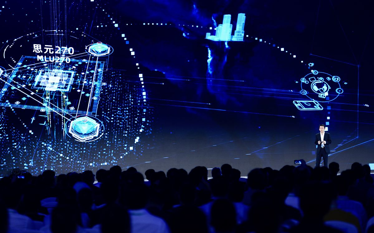 无人机投影技术：新兴投影方式，拓展无限可能