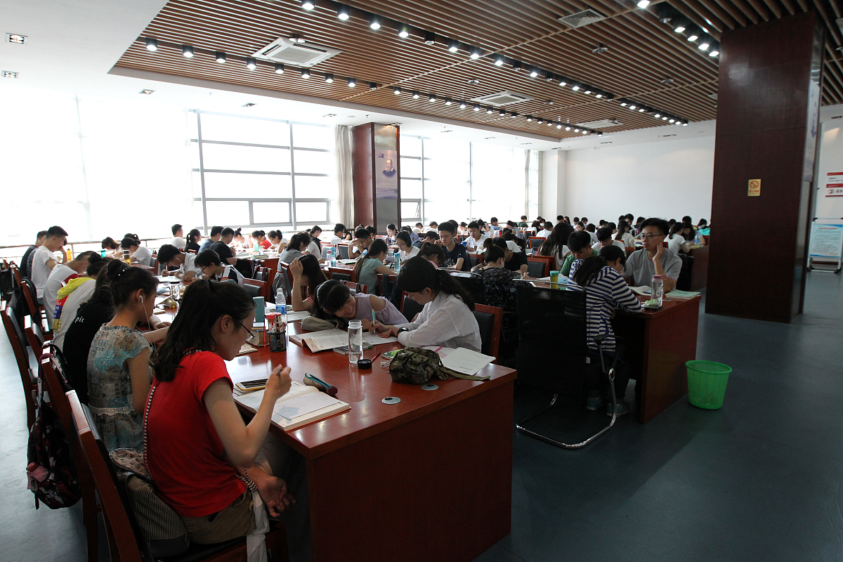 ***_***2017年7月18日,河南许昌,读者在许昌图书馆自修区阅读学习.