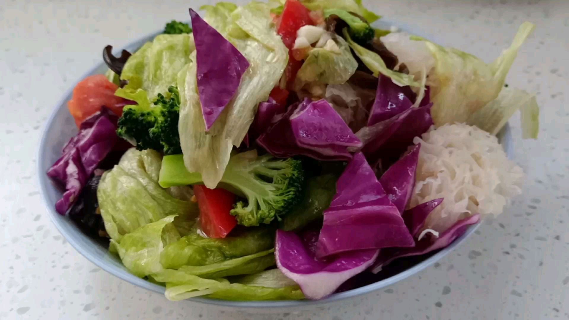 秋天天气干燥,教你做一道饭店里面的,爽口大拌菜,特别开胃