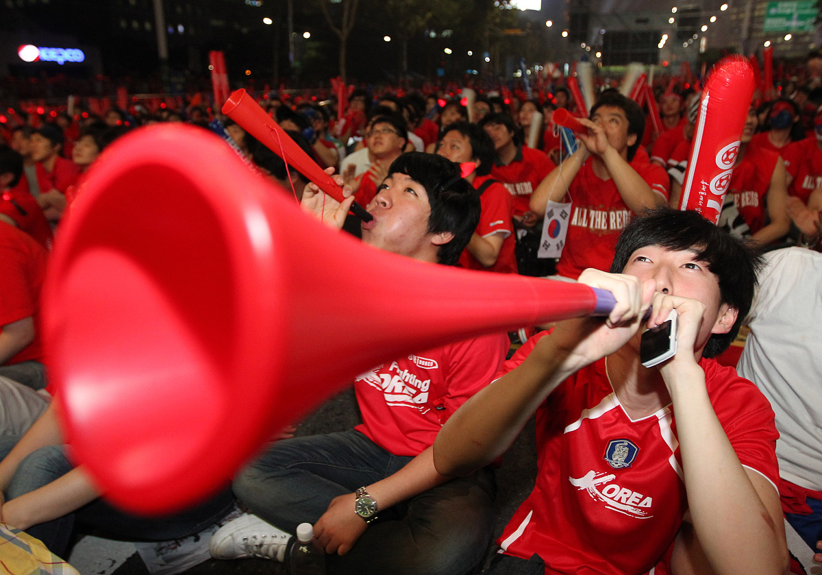 2010年6月17日,韩国首尔,2010世界杯b组次轮,韩国vs阿根廷,众多红魔球