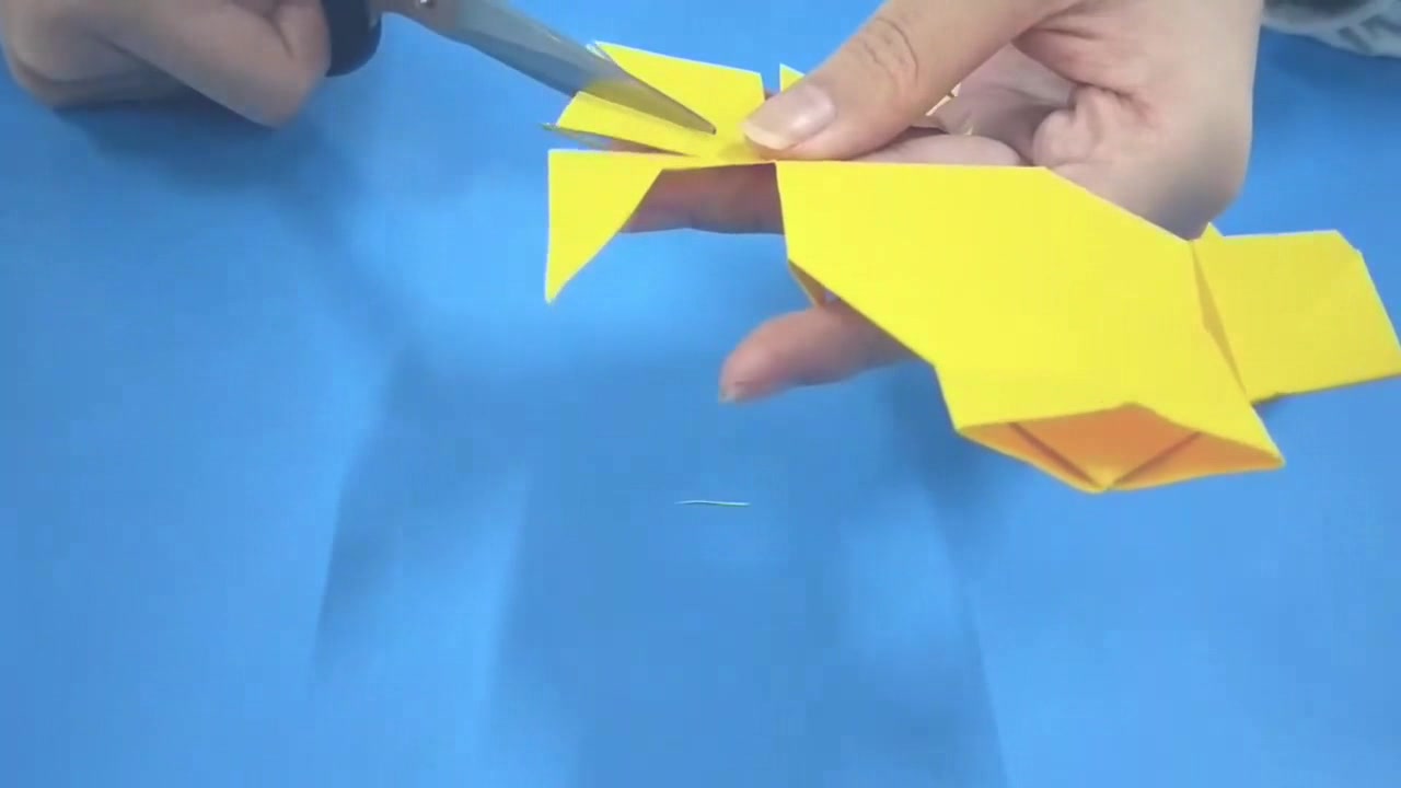 一张纸教你折出一只漂亮的小鱼玩具,步骤简直太简单了