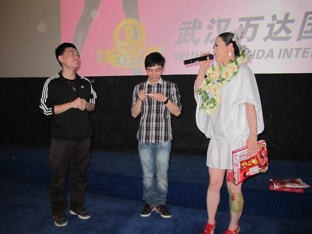 2010年4月25日,武汉,喜剧电影《a面b面》剧组见面会.芙蓉姐姐被影迷感