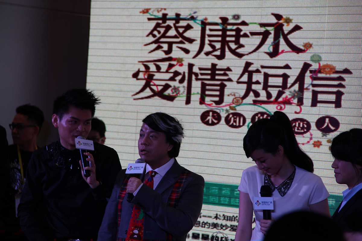 给我写一封给小梅的表白短信我见到她的第一眼就深深的喜欢上她了她的声音很好听长相也很甜美深深地吸引了我她第一次和我说话我就感觉我的世界好像只有她了每一次上课我的眼神都离不开她会被她吸引住如果有机会我想给她带来快乐。