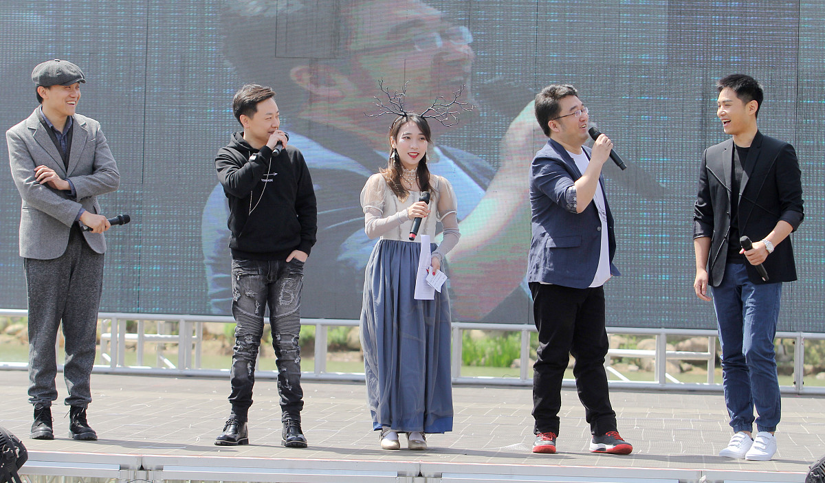 2018年4月7日,武汉,欢乐谷举办《恋与制作人》线下首场全明星见面会.*