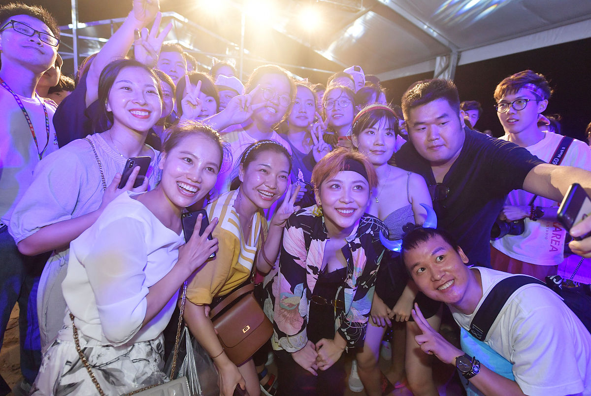 帮我写一段能在抖音火的故事并且帮我起一个标题