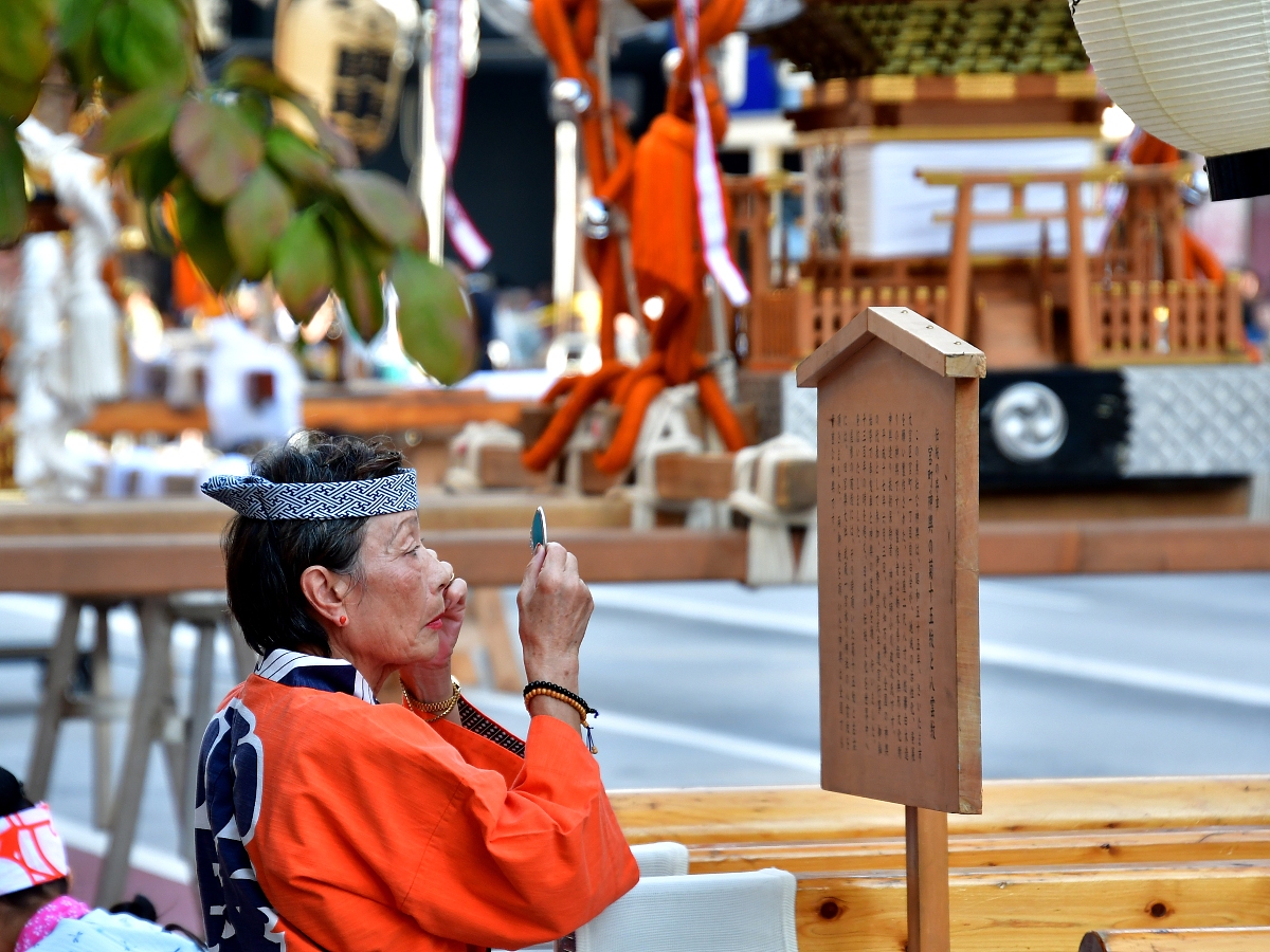 请描写一下年轻人询问老婆婆是否可以去神社祈福而老婆婆边收茶具边回答可以的画面