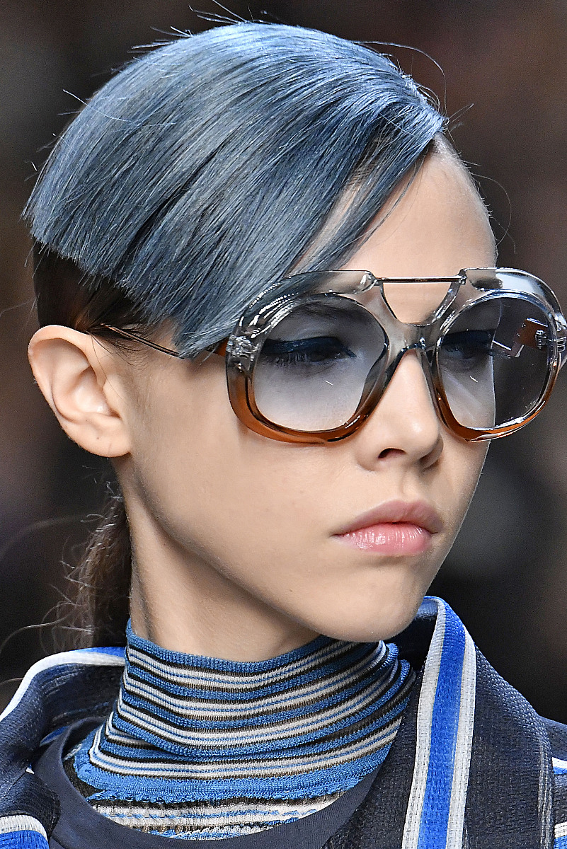 请翻译：由于下班时间已到