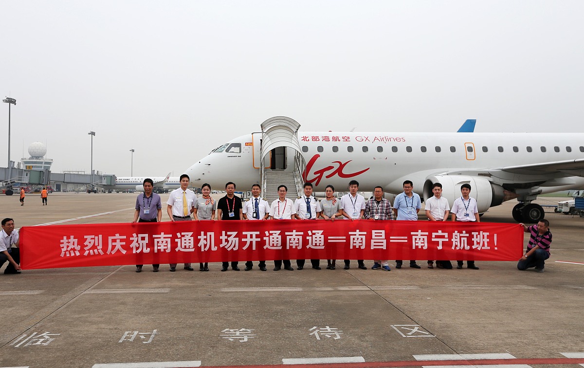 成都航空技术学校分享印尼联合搜索队发现亚航失事飞机应急门