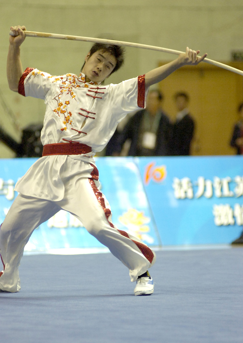 2005年10月14日,上海选手韦剑获十运会男子剑术,枪术比赛冠军. +++_++