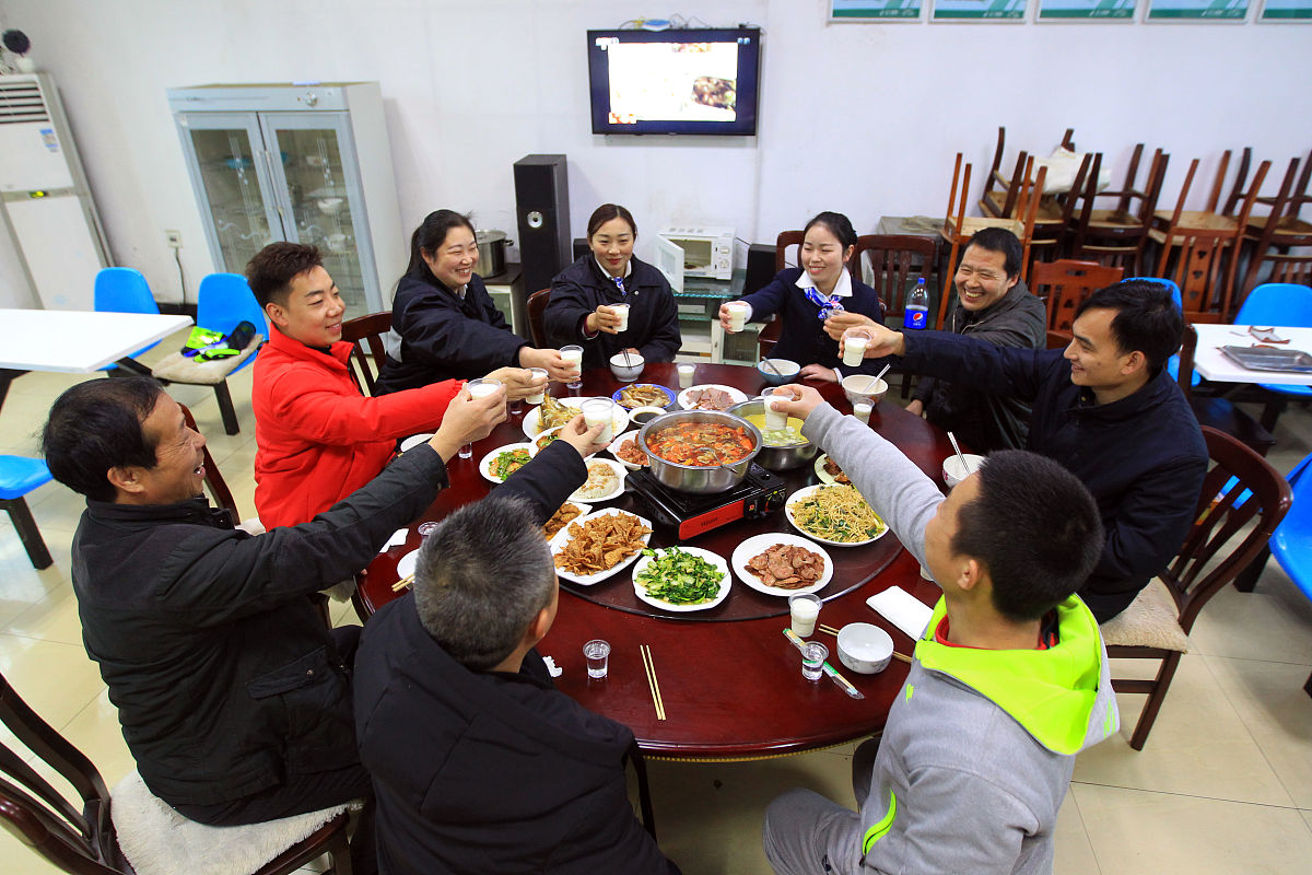 明天晚上公司聚餐，增进团队凝聚力！