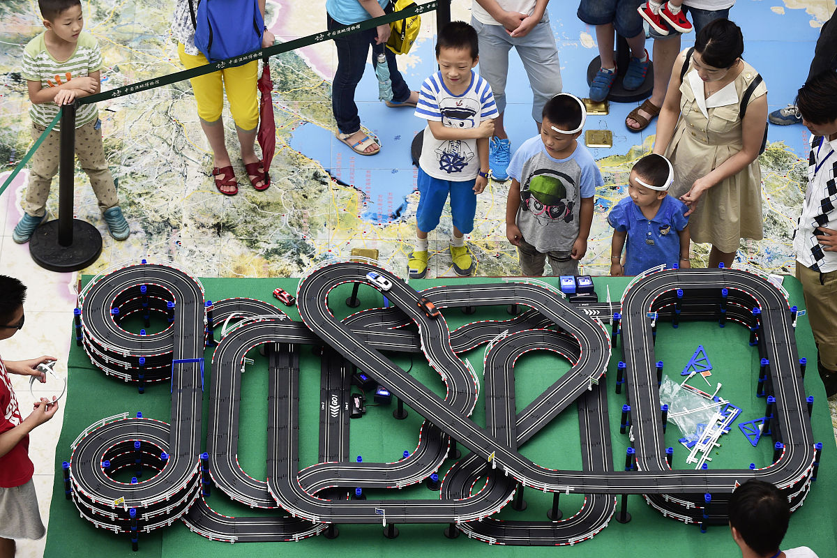 道家睡功的内容道家睡功是一种修炼方法旨在通过特定的呼吸和姿势达到调节身体和心灵提高睡眠质量和精神状态的目的。其主要内容包括以下几个方面：1 呼吸调节：通过深呼吸、缓慢呼吸等方式调节呼吸节律和深度达到放松身心的效果。2 姿势调整：采用舒适的姿势如仰卧、侧卧等使身体得到放松和舒展促进血液循环和新陈代谢。3 心理调节：通过冥想、意念等方式调节心理状态减少负面情绪和压力提高心理素质和抗压能力。4 环境调整