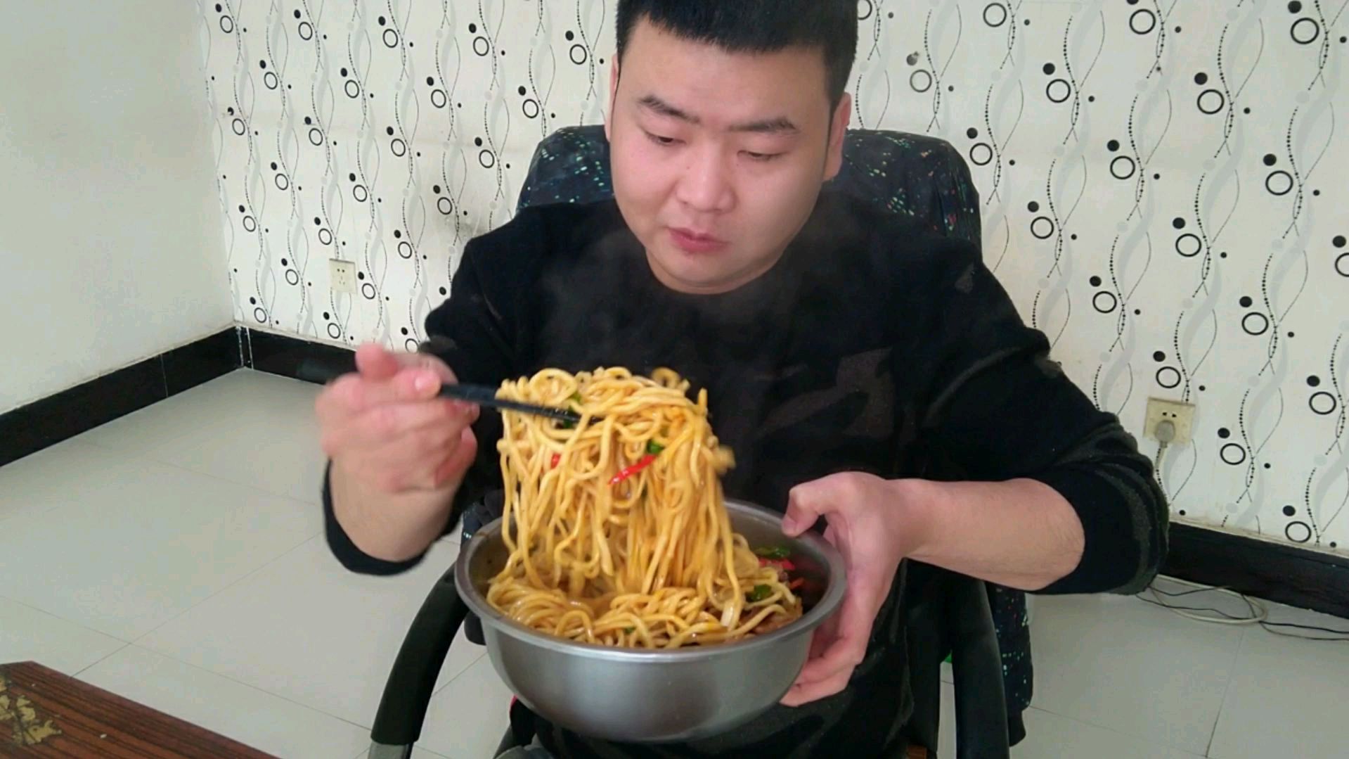回锅肉拌面,两斤面条,一盘回锅肉,配大蒜吃嗨了!