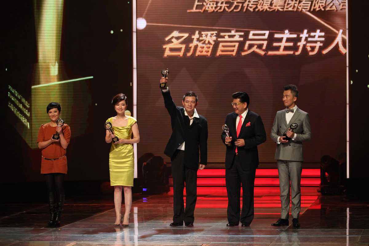 详细分析电视台主持人的节目状态控制能力如何影响主持人语言控制能力与应变能力