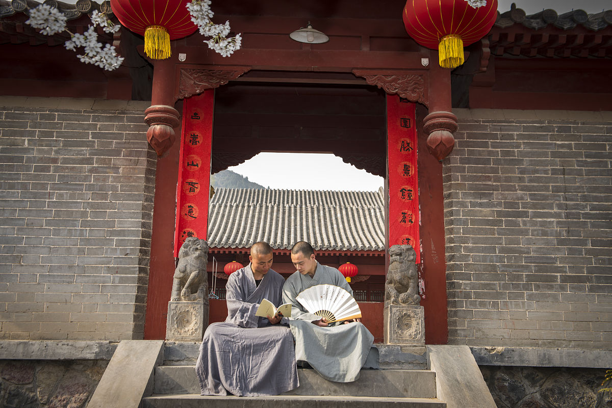 2019年3月28日下午,河南登封嵩山少林寺院内,几株樱花相继开放,煞是好