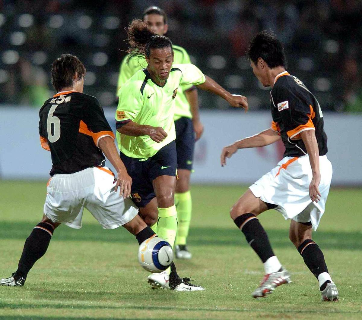 帮我取一个花名我喜欢足球性格比较开朗