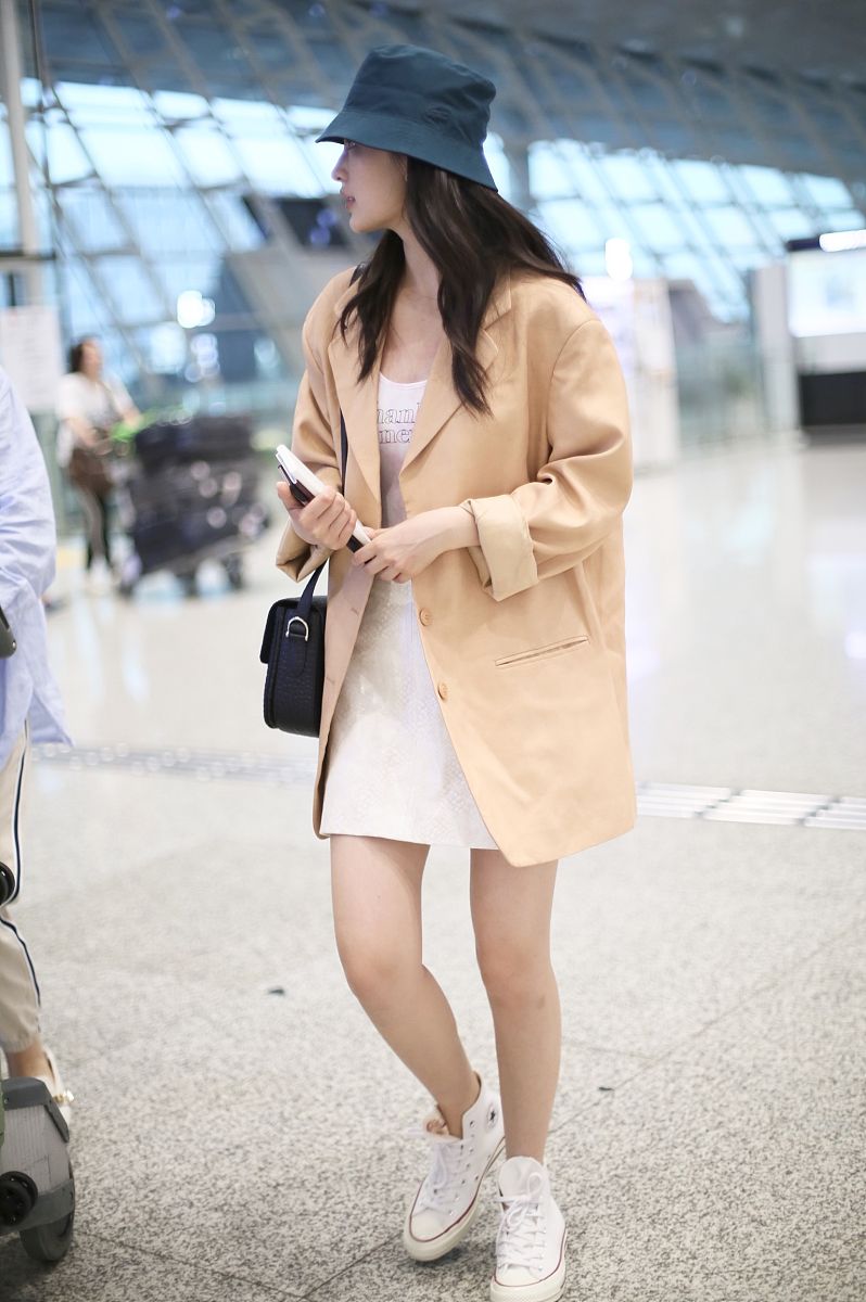 来一篇秋日时尚主题穿搭的文案以描述服饰细节为核心服装类型：米白色宽松款卫衣搭配酒红色的时尚吊带裤、米白色衬衣领口的时尚设计为亮点、圆形花褶边束修饰白色衬衣女孩甜美可爱