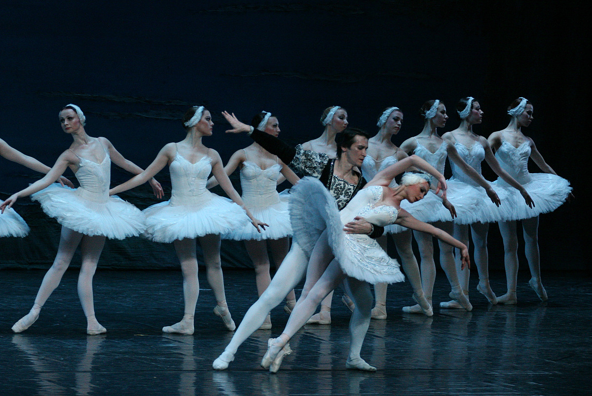 黑白天鹅舞段的历史演变之剧场演出的历史