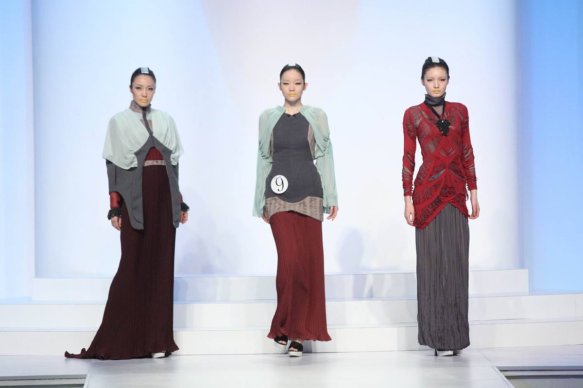 中华文化乃中华民族长远发展、生存的强力精神来源。传承弘扬中华优秀传统文化是推进社会主义文化强国建设、提高国家文化软实力的重要内容。近十年来中国飞速地发展不只得到了国际方面对于中国的经济、军事和政治这些方面的另眼相看亦引起了本国人民对中国传统文化的认同和关注中式服装毫无疑问乃是中国传统文化之中相当重要的组成部分因而不论是本土的还是国外的设计师都对中式服装产生了高度注意与深切思考。中华之文化博大而精深