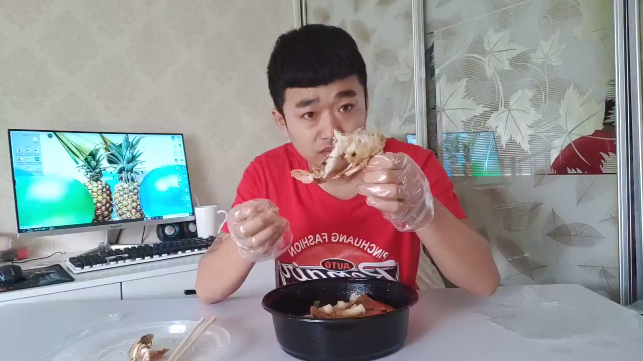 小延哥叫海鲜外卖,花48块钱买俊子蟹炒年糕,这个价格也是值了