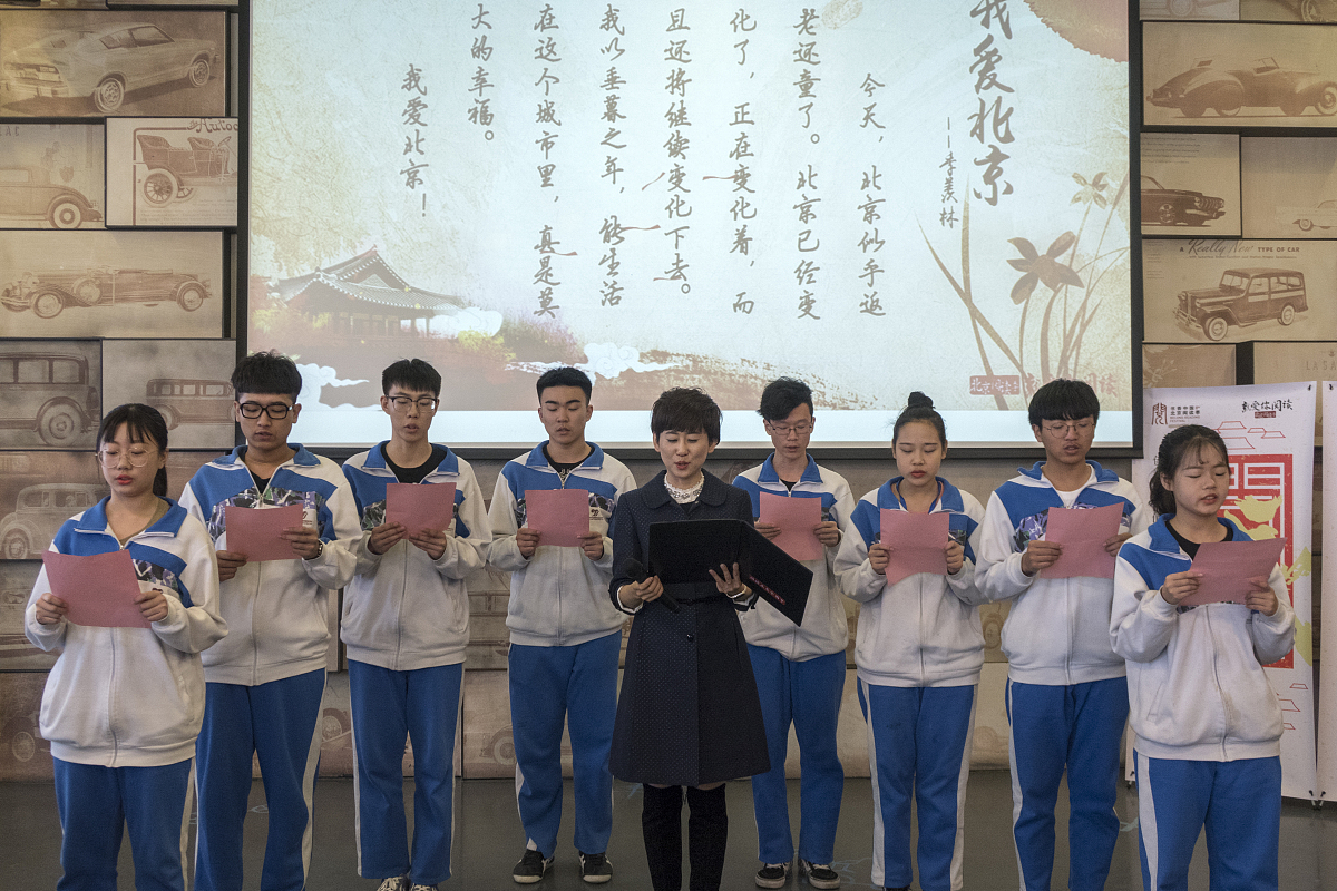 你充当一个写作文员我给你一段话你对这段话进行伪原创、润色改写降低与原文的相似度保持主要意思不变再进行一句话的简单扩写扩写加在原来的内容后面也就是放在同一个pp里面不要放在一个单独的pp里面并且保持html标签不变给你的内容如下：
 p双流艺体中学教师是教育事业的第一资源。双流艺体中学注重文化教师与专业教师的均衡搭配。着力培养具备先进的教育理念与突出的教育教学能力、有高尚师德与