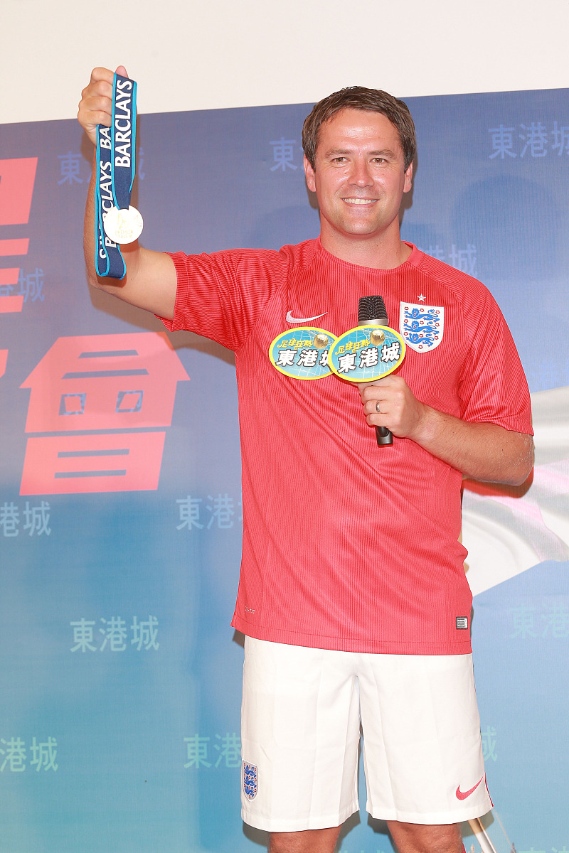 2014年5月8日,香港,前英格兰国脚欧文造访香港,举行签名会并为世界杯