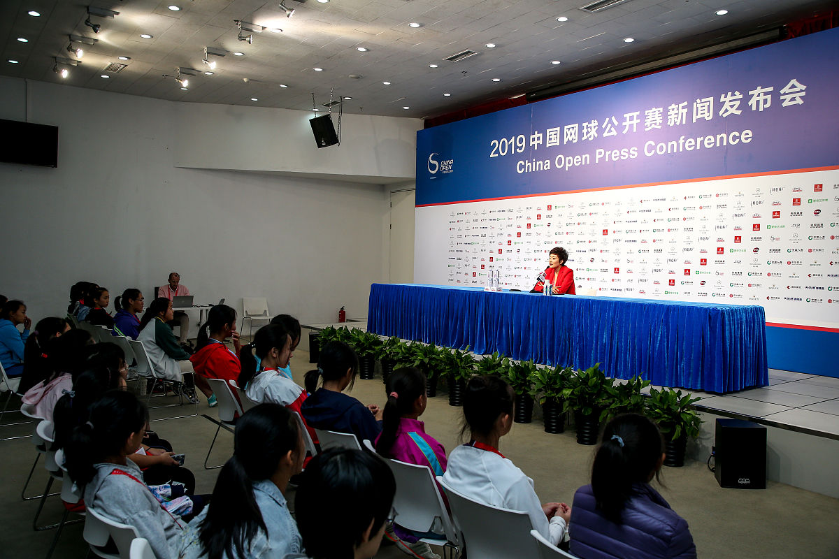 海南职业技术学校最新要闻：王承庆与师生分享科技创新之大国崛起