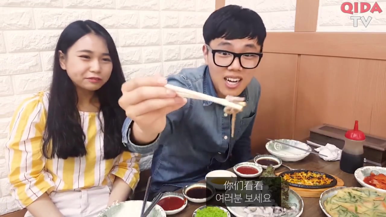 中国人首吃韩国美食活章鱼,美女反应亮了!