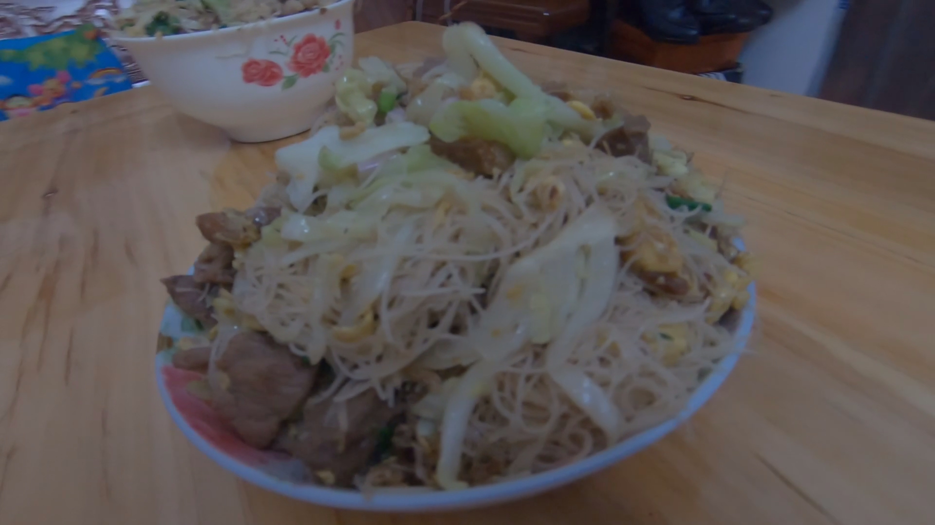 用料十足的杂锦炒米粉 牛肉丸~鸡蛋~猪肉~包菜 等等 满满一大锅