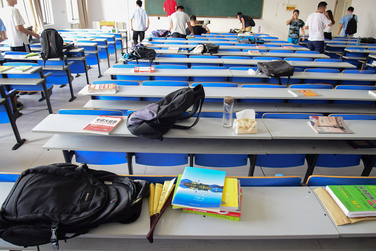 我是一名本科三年的大学生学的是光电信息科学与工程我现在准备今年12月份的研究生考试请以我的口吻帮我写一份考研规划。