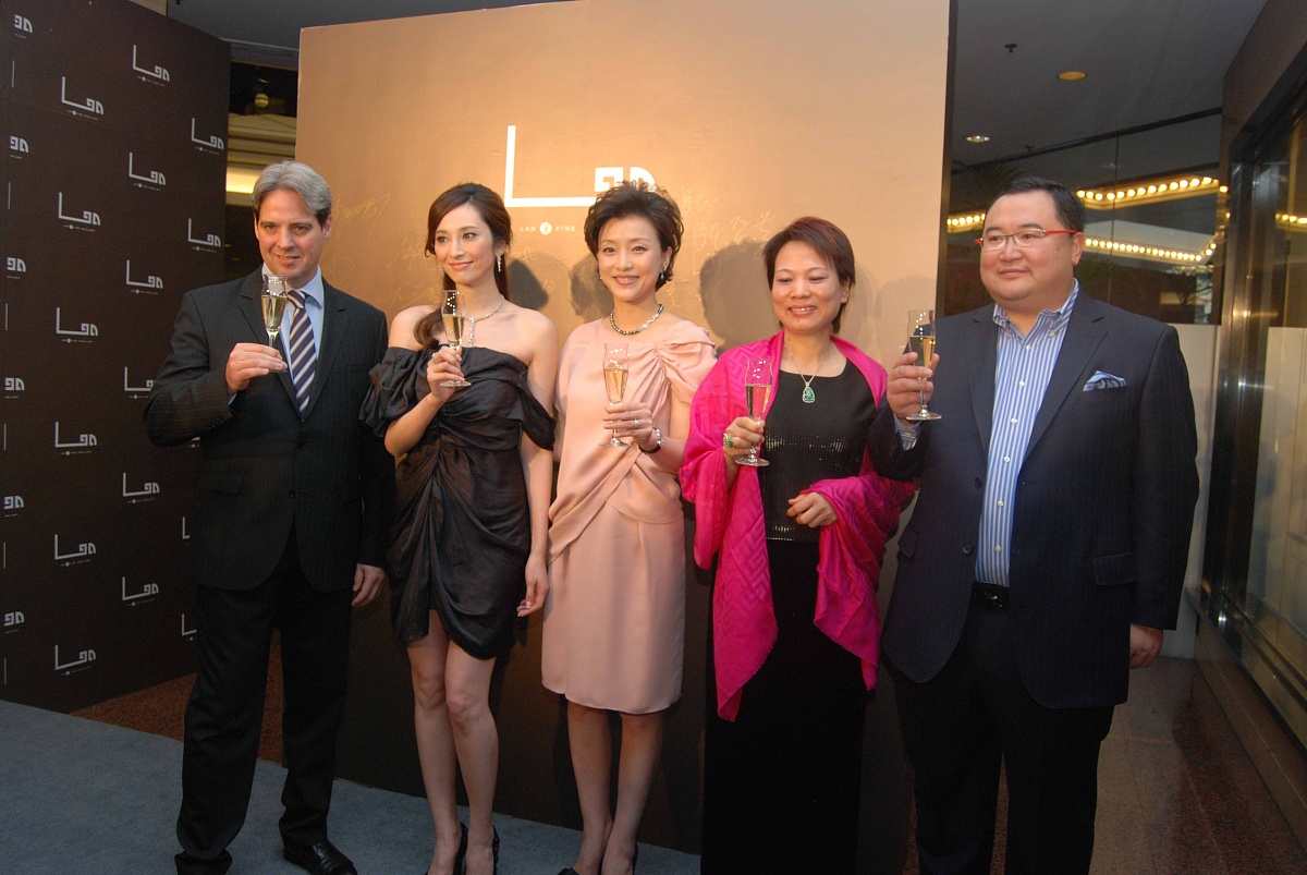 2010年1月23日,上海,杨澜在上海的珠宝店举行开张活动.***_***吴佩慈 
