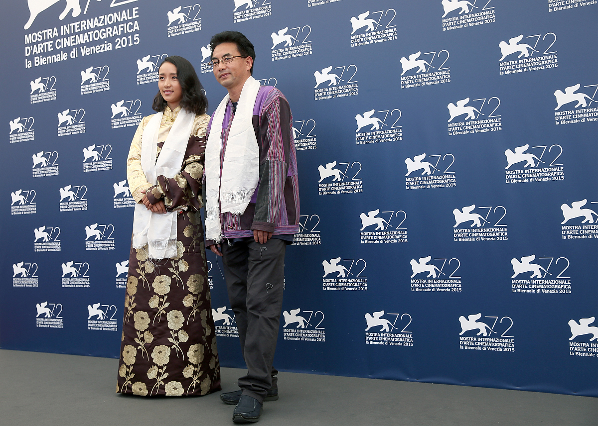 万玛才旦《撞死了一只羊》：从场面调度看人物与空间的主题意蕴