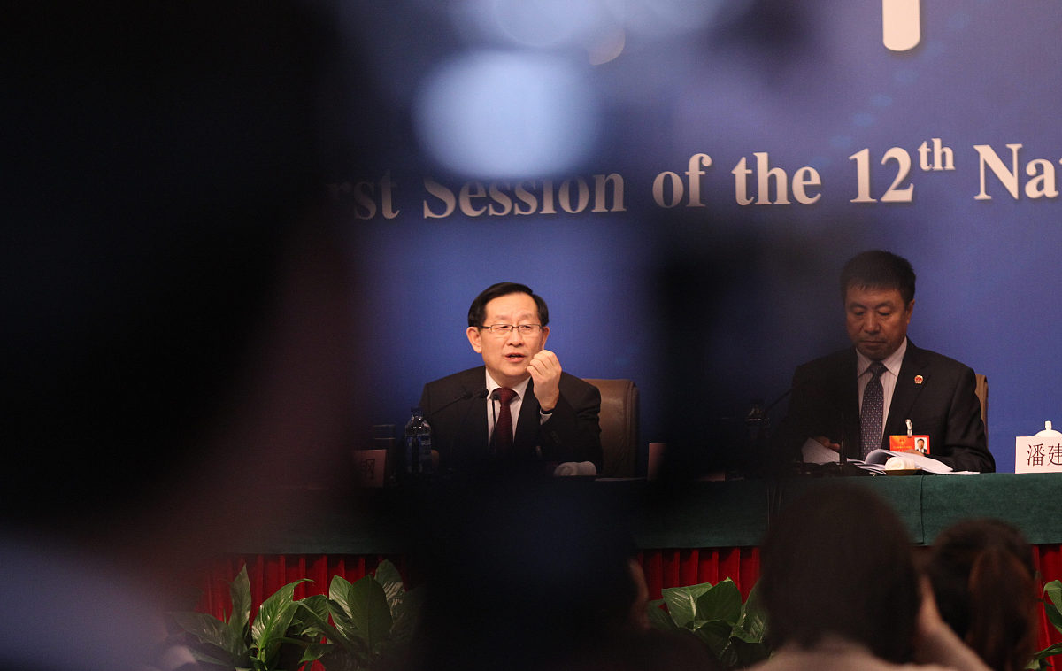 论文：探讨苏联模式对世界发展的影响摘要：本文将从苏联模式的产生背景、苏联模式的特点、苏联模式对世界发展的影响等方面进行探讨。苏联模式是指苏联在建国初期所采取的一种特殊的社会经济发展模式其主要特点是按照国家计划经济原则进行管理和调控包括中央集权、公有制、工业化和农业集体化等。苏联模式对于苏联国内的发展起到了重要作用同时也成为了其他社会主义国家模仿的典范对世界历史和人类社会进程有着深远的影响。关键词：